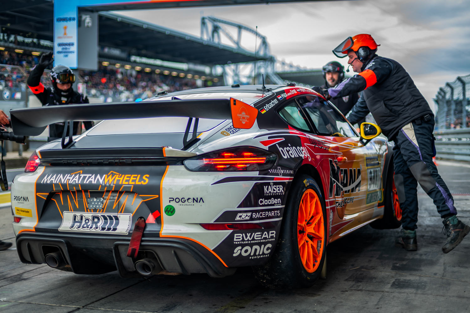 Starkes Teamwork bei Adrenalin Motorsport