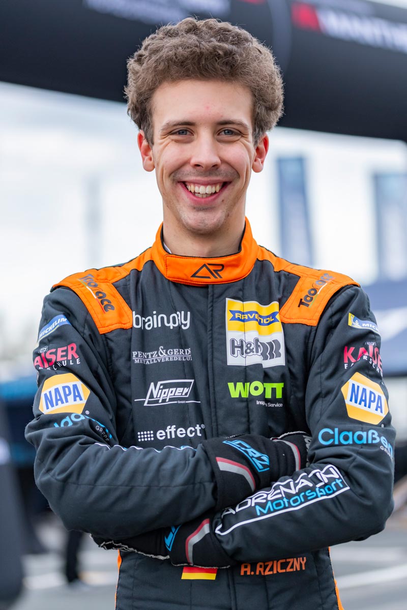 Adrian Rziczny fährt 2026 in der Nürburgring Langstrecken Serie und dem legendären 24h Nürburgring in einem Porsche 718 Cayman GT4 CS in der Klasse Cup3