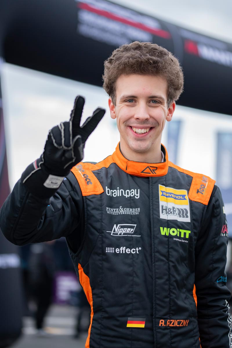 Adrian Rziczny startet 2026 in einem Porsche 718 Cayman GT4 CS in der Nürburgring Langstrecken Serie, der Porsche Endurance Trophy Nürburgring und dem legendären 24h Nürburgring